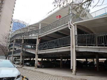 朝阳首个自走式立体停车楼建成:消防通道