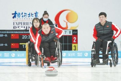 赛场内外做足准备轮椅冰壶测试活动“冰立方”开赛