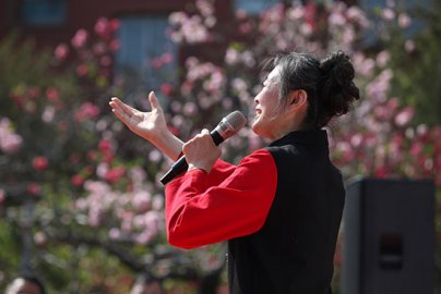 世界读书日西城举办“海棠树下为您读诗”活动