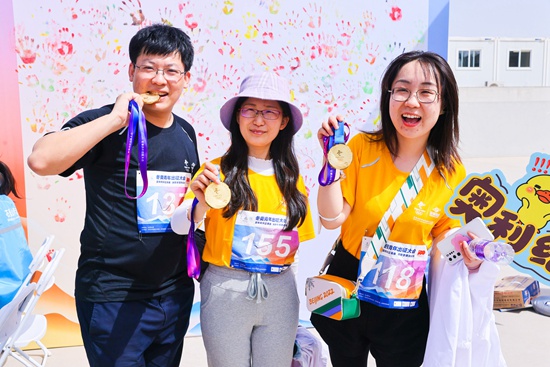 冬奥青年出征大会在京举行300余名青年热血跑打卡首钢园