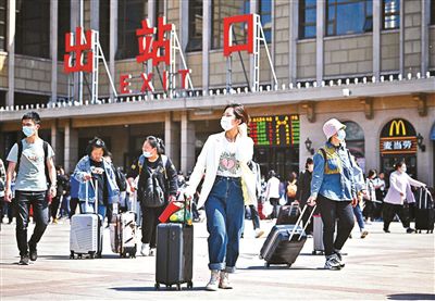 地铁公交延时运营应对返程高峰北京六大火车站均加强运力保障