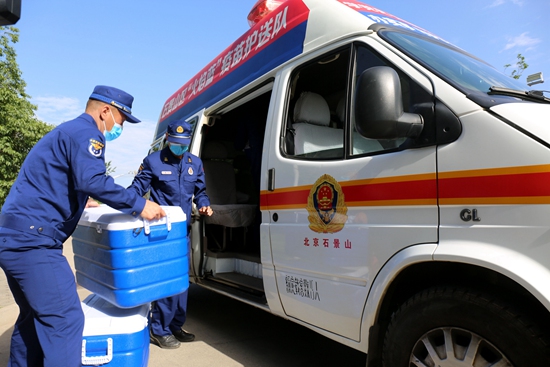 石景山消防举行“火焰蓝疫苗护送队”安全护送100天授旗活动