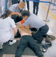 地铁里的AED首次救人成功