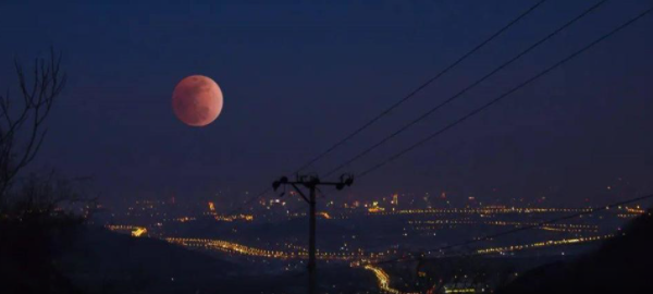 2021“超级红月亮”亮相夜空