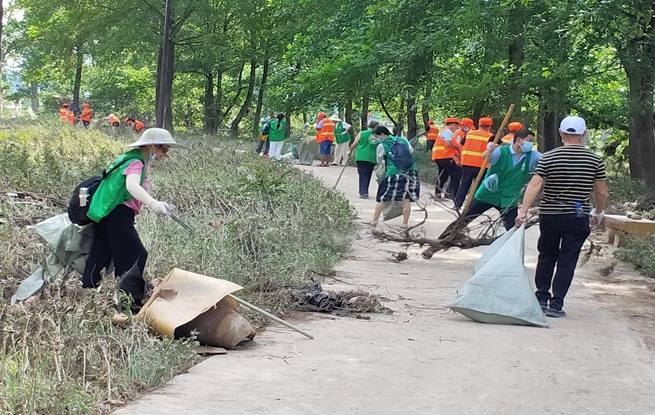 湖南省新宁县环保志愿者为灾后湿地公园