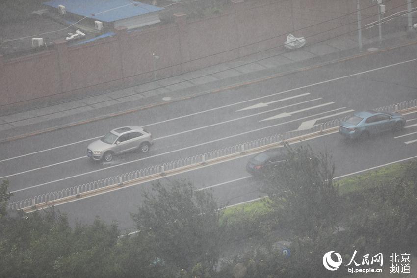 今天上午11时左右，北京CBD区域出现暴雨。人民网 尹星云摄