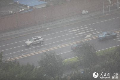 组图：朝阳区发布暴雨蓝色预警北京CBD出现强降雨--北京频道--人民网