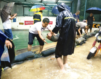 郑州在防汛救灾中积极发挥“红色物业”作用——风雨之中，我来守家