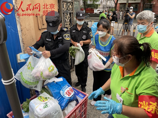 记者探访海淀封控小区：超市物业“接力”为居民配送生活必需品