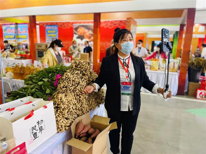 辽宁省庆祝第四届“中国农民丰收节”活动在阜新举行