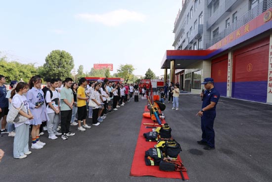 湖北咸宁百名大学生志愿者“零距离”体验消防生活