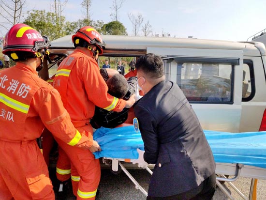 湖北咸宁：两车相撞1人被困 消防员破拆