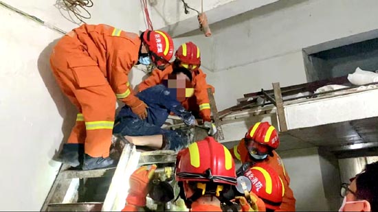 湖北赤壁：男子手臂被卷进拌面机 消防员