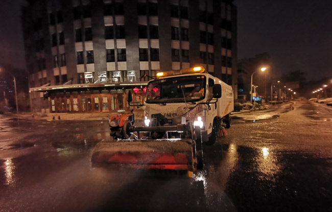西城区积极开展扫雪铲冰作业确保道路畅通