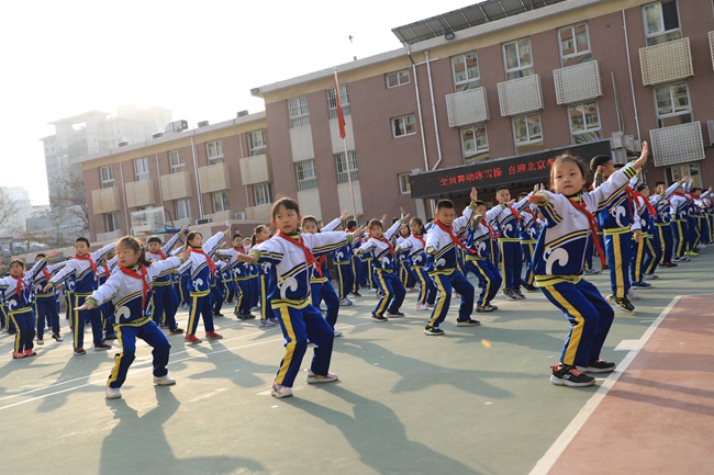 北京石景山区体育教师和世界冠军联手创编冰雪课间操