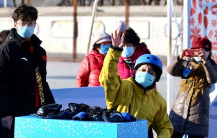 兴华社区举办“冰雪嘉年华”居民畅玩冰雪项目