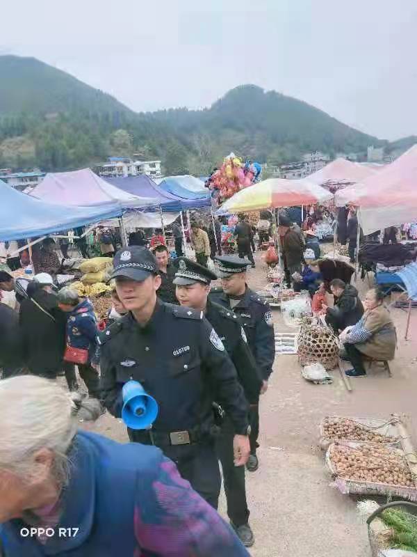贵州省凯里市下司镇用喇叭喊话提醒群众注意“扒手”
