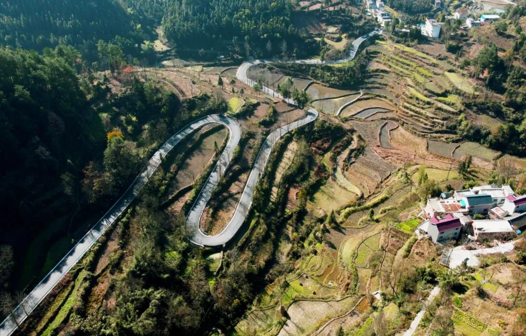 贵州省黄平县城区至野洞河公路完工  当地群众：现在不会“抖翻天”了