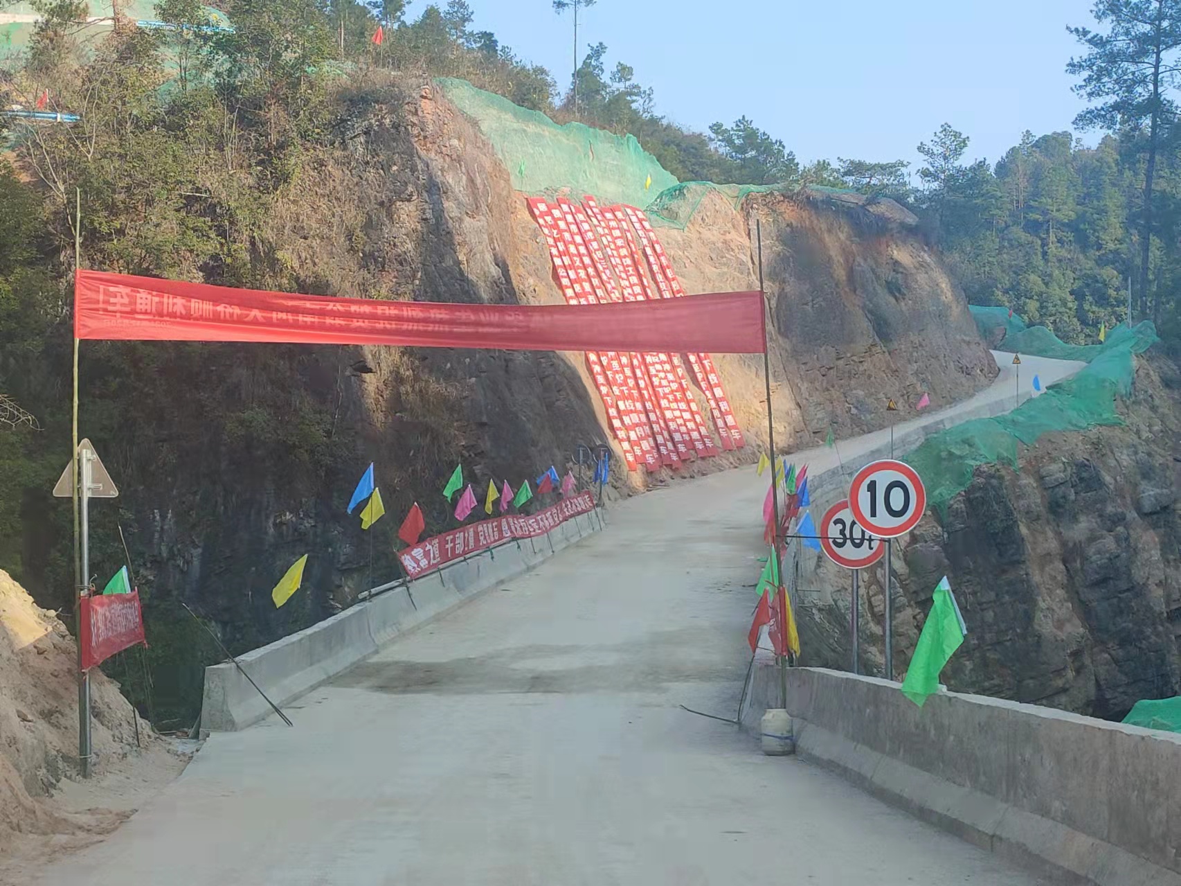 贵州凯里翁南河大桥建成通车