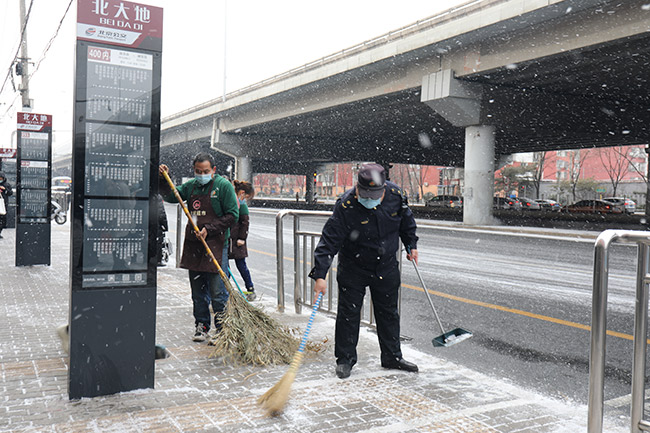 大寒迎雪丰台城管开展新一轮扫雪铲冰专项执法检查