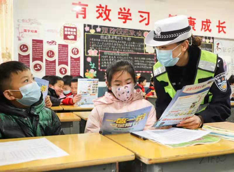 “开学第一课”，贵州黔东南交警变身“老师”进校讲安全
