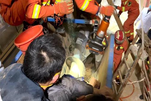 一男子腿部被卡进机器中  咸宁消防紧急救援