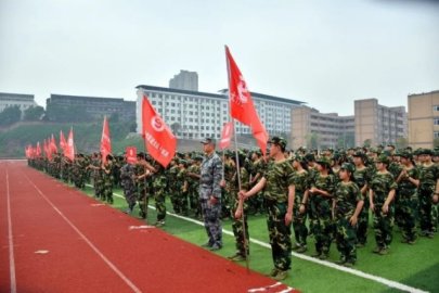 大竹县石河中学举行高2022级新生军训开训