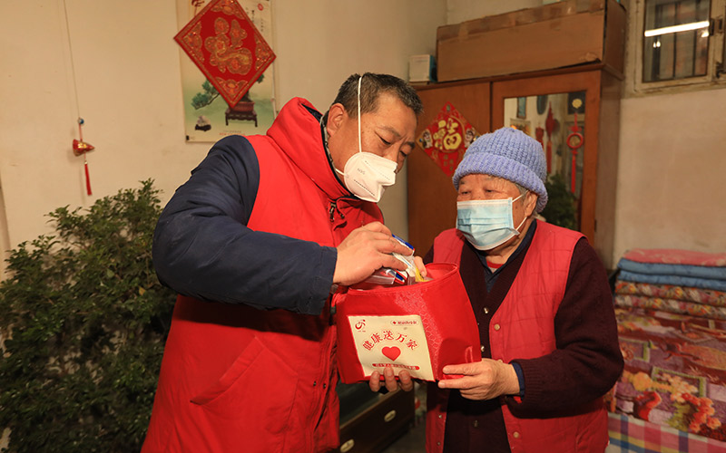 北京西城区为辖区居民发放45万份“健康防疫包”