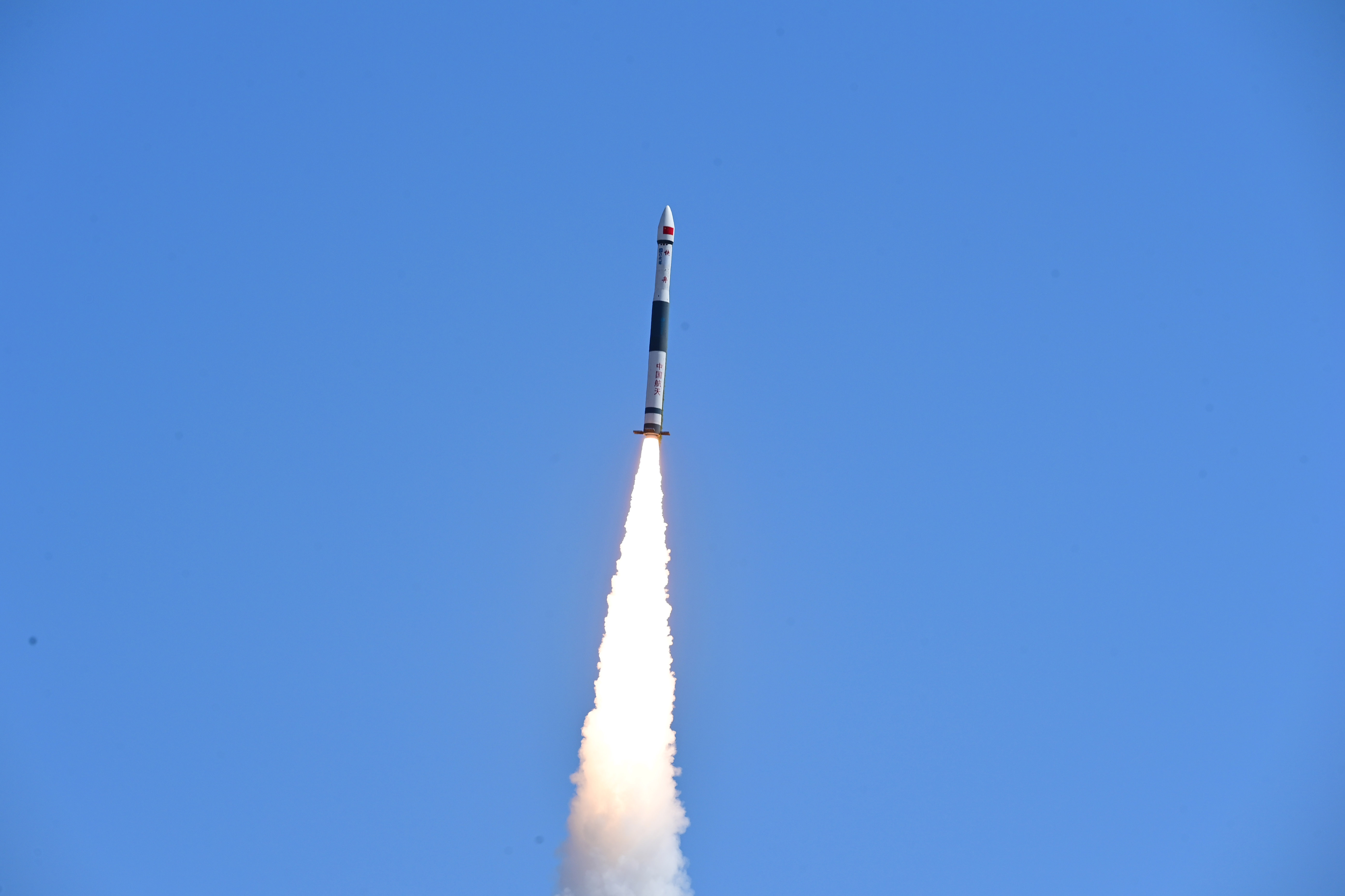 6月9日10时35分,我国在酒泉卫星发射中心使用快舟一号甲运载火箭，成功将龙江三号试验卫星发射升空，卫星顺利进入预定轨道，发射任务获得圆满成功。