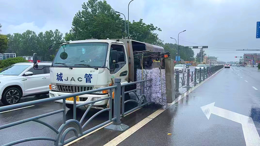 东海县城管局：护栏清洗美容  提升城市