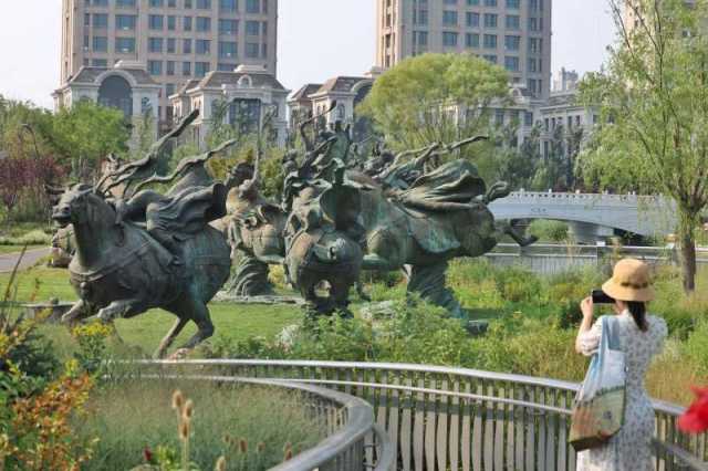 亮马河畔首批大型雕塑亮相，未来还有多项公共艺术作品亮相