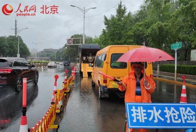 北京通州紧盯下凹式立交桥区 积水严重时启用“龙吸水”