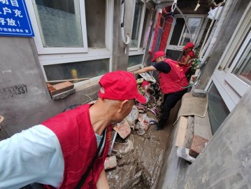 北京石景山：消除安全和卫生隐患 党员＂双报到＂开展汛后大扫除