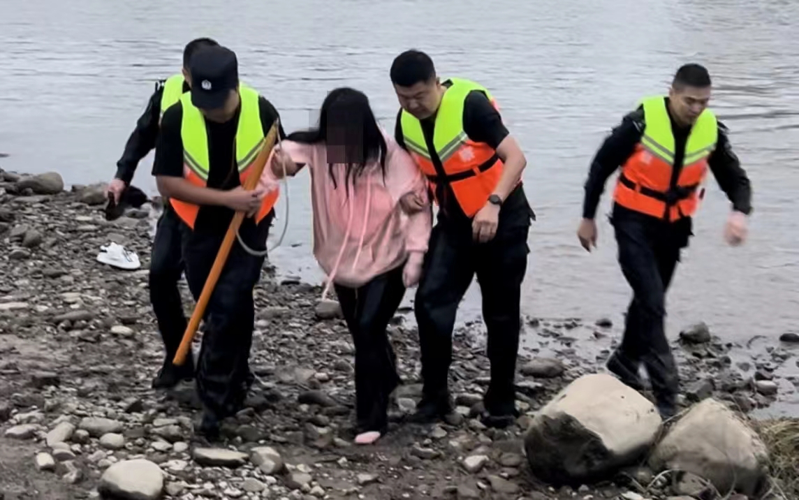 水冷警暖 远安民警成功营救一名投水轻生