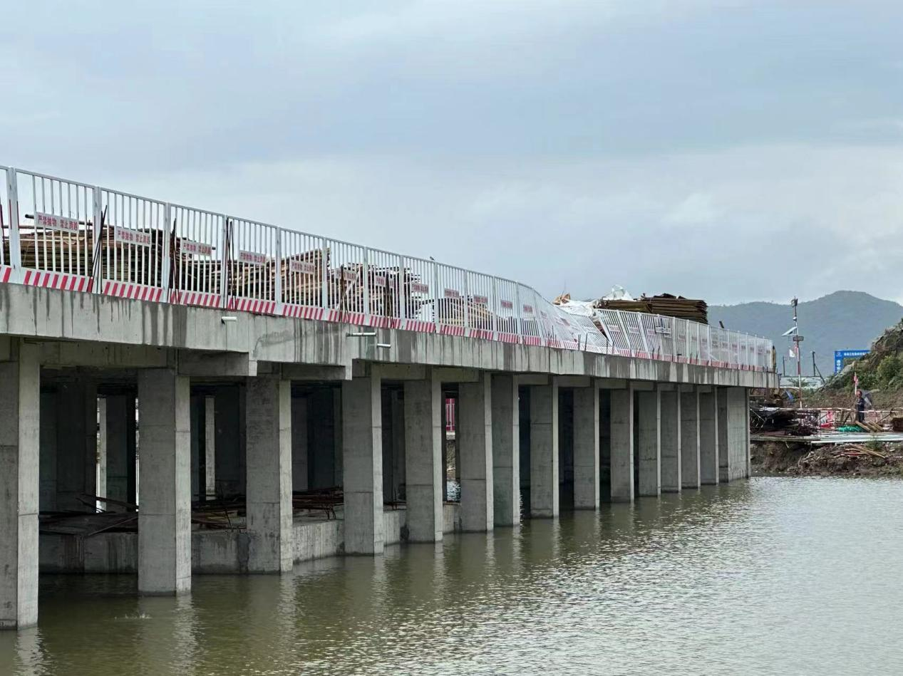 中南电力在建最大涉海升压站项目海上架