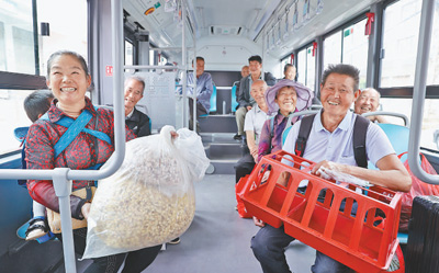 公交车开进潇湘村（一线调研）