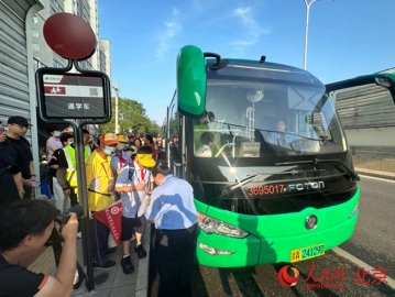 北京试点通学车效果初显 校门口接送孩子的三四轮车减少了