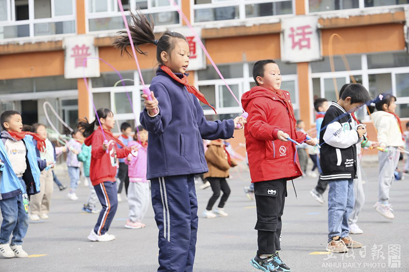 近日，在安徽省安庆市岳西县石关中心学校，悠扬的铃声后，安静的校园一下子“沸腾”了，孩子们在操场上尽情地玩耍，跳绳、打球、游戏，欢声笑语不断。近年来，石关中心学校高度重视中小学生身体健康，充分利用大课间开展形式多样、内容丰富的体育活动，丰富学生的校园文化生活，助力学生身心健康。