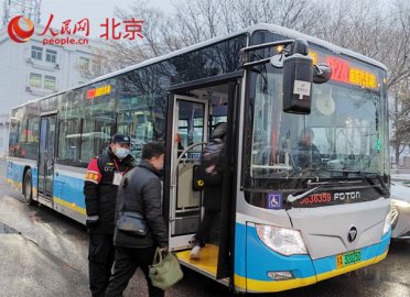 强降雪中的北京公交司机：提前“热车”降低车身 温暖乘客出行路