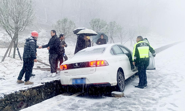 风雪交加简易雪橇运伤员 远安警民及时救