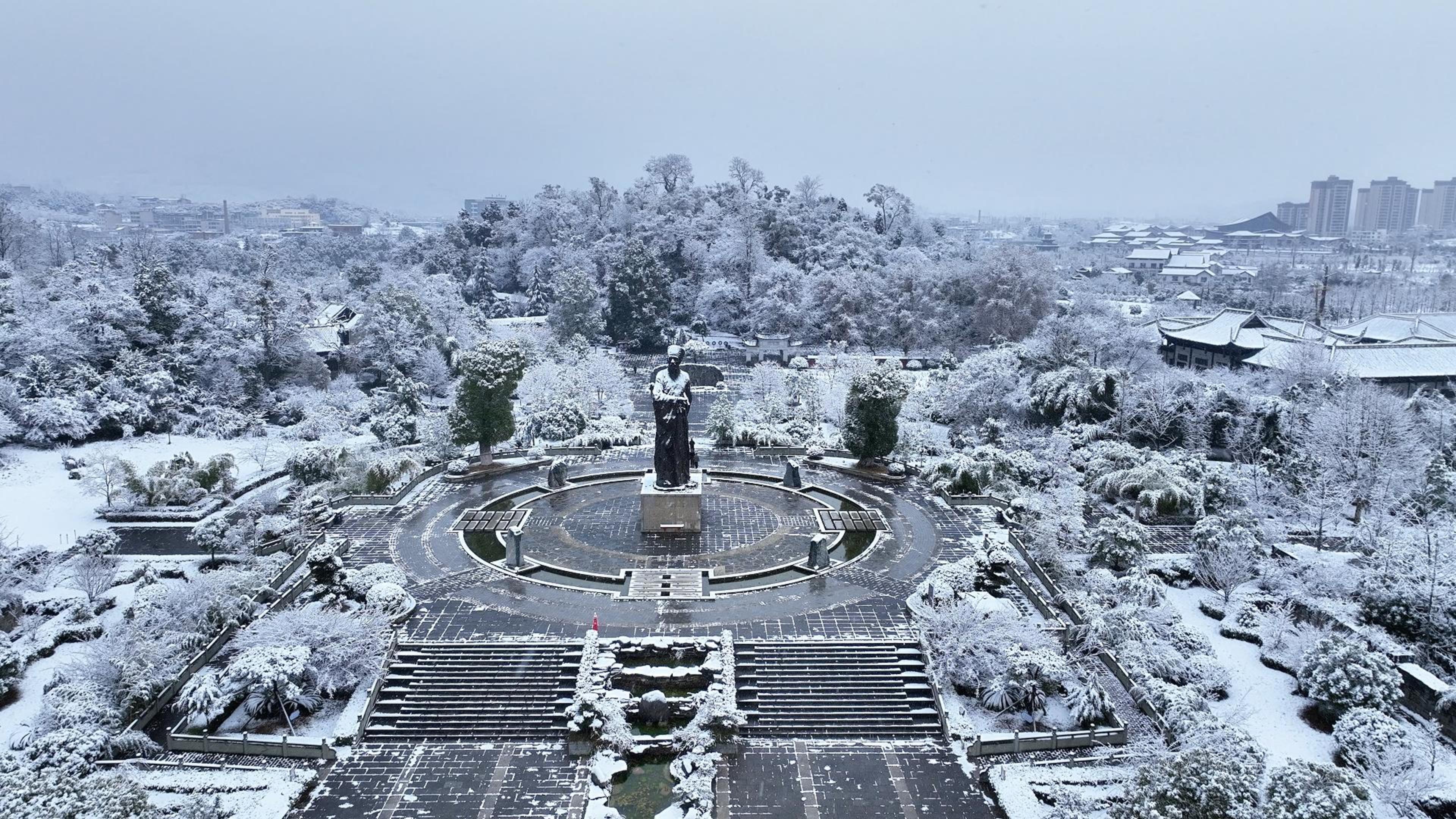 1月21日深夜，修文开始飘雪，至22日清晨，全城被厚雪覆盖。修文人民盼望已久的雪终于来了。经过一夜的积攒，窗外已是白雪皑皑，修文开启了冬日最美雪景模式。