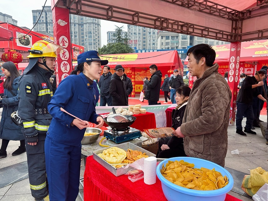 汉寿县消防救援大队正在向集市商户宣传