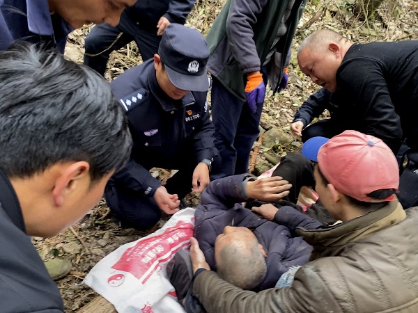 远安警民自制担架 救出大山中失联一昼夜