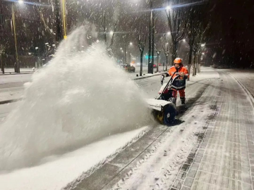应对本轮降雪 北京出动4.5万人次专业作业人员扫雪铲冰