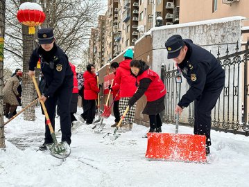 北京城管执法部门启动扫雪铲冰预警响应 检查主要大街5400余条
