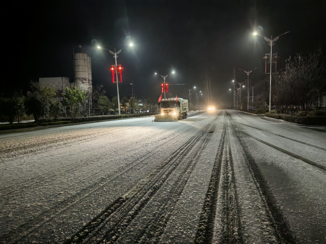 浴“雪”奋战保畅通