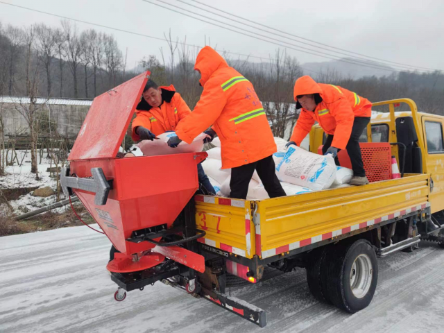 浴“雪”奋战保畅通