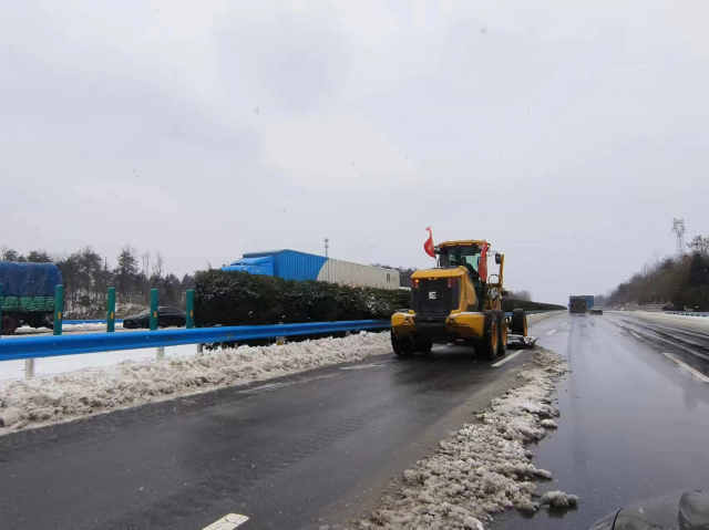 浴“雪”奋战保畅通