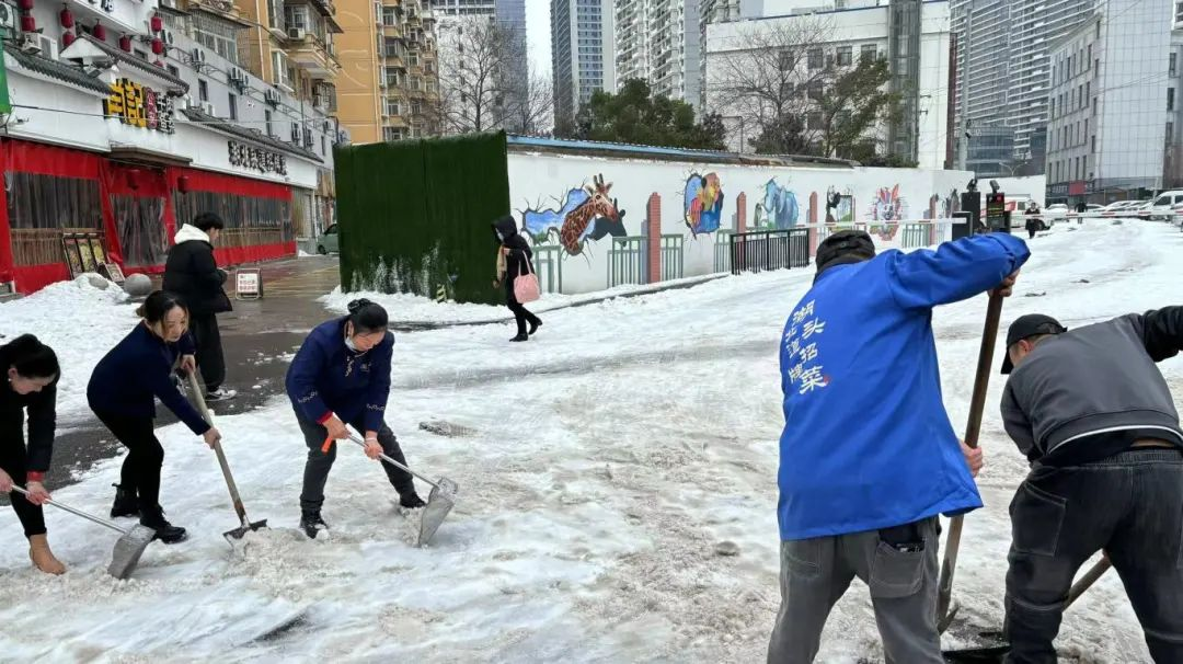 铲雪除冰保畅通，大小酒店齐发力，武汉