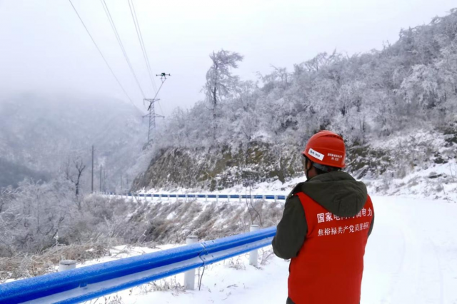 河南信阳供电公司：无人机御“剑”飞行，高效清除线路覆冰